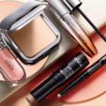 Productos de KIKO Milano para crear un maquillaje nupcial luminoso y natural, con base, corrector, rubor, iluminador, sombras, máscara de pestañas y labial.