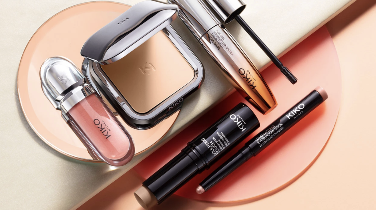 Productos de KIKO Milano para crear un maquillaje nupcial luminoso y natural, con base, corrector, rubor, iluminador, sombras, máscara de pestañas y labial.