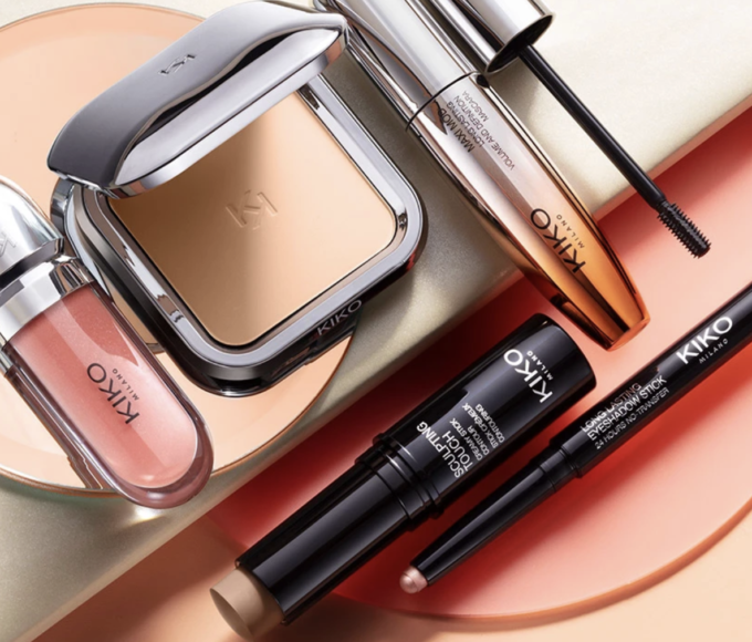 Productos de KIKO Milano para crear un maquillaje nupcial luminoso y natural, con base, corrector, rubor, iluminador, sombras, máscara de pestañas y labial.