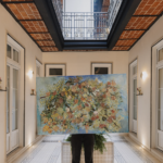 Vista del interior de Máximo México, un hotel boutique ubicado en la Roma Sur que combina arquitectura restaurada, diseño maximalista y una curaduría de arte contemporáneo en una antigua vecindad de la Ciudad de México.