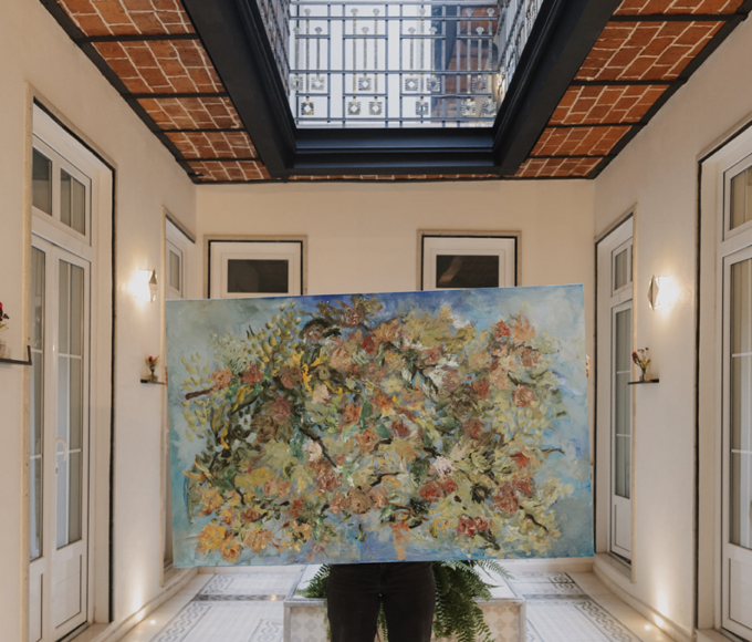 Vista del interior de Máximo México, un hotel boutique ubicado en la Roma Sur que combina arquitectura restaurada, diseño maximalista y una curaduría de arte contemporáneo en una antigua vecindad de la Ciudad de México.