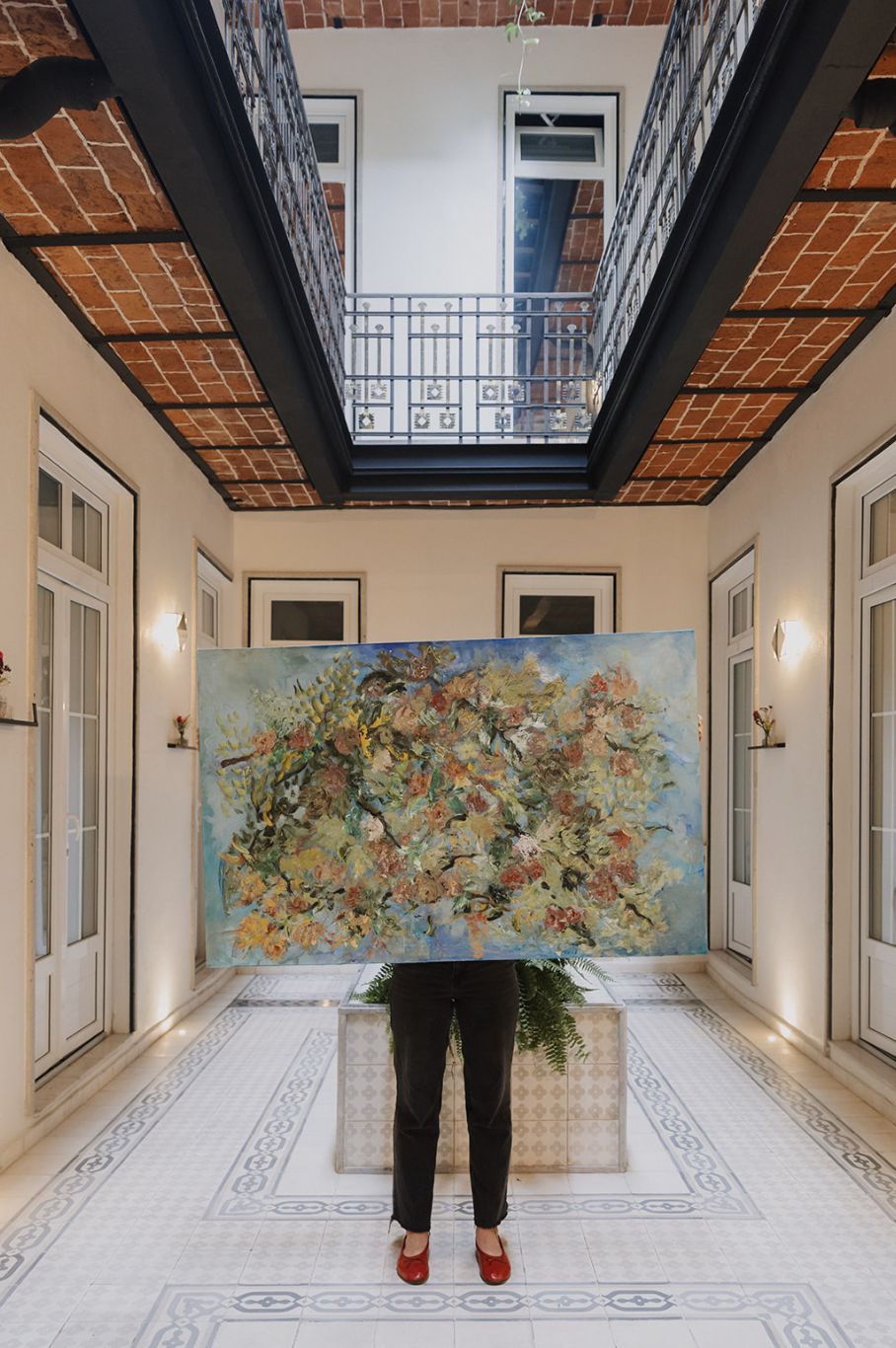 Vista del interior de Máximo México, un hotel boutique ubicado en la Roma Sur que combina arquitectura restaurada, diseño maximalista y una curaduría de arte contemporáneo en una antigua vecindad de la Ciudad de México.