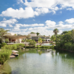 Rosewood Mayakoba rodeado de manglares y naturaleza en la Riviera Maya, con una suite de lujo frente al Caribe Mexicano.