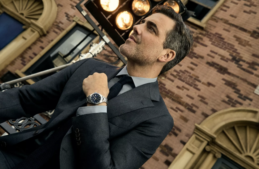 Daniel Ings durante el rodaje de la campaña de Tissot Gentleman 38 mm, luciendo el nuevo reloj automático de Tissot con movimiento Powermatic 80.