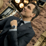 Daniel Ings durante el rodaje de la campaña de Tissot Gentleman 38 mm, luciendo el nuevo reloj automático de Tissot con movimiento Powermatic 80.