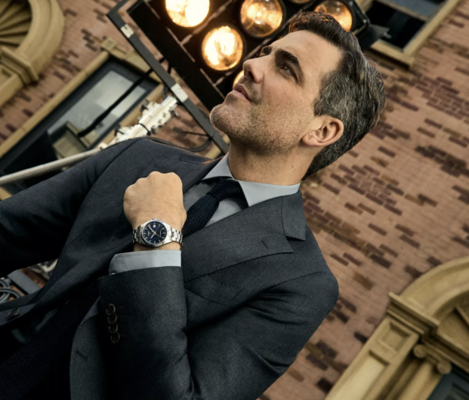 Daniel Ings durante el rodaje de la campaña de Tissot Gentleman 38 mm, luciendo el nuevo reloj automático de Tissot con movimiento Powermatic 80.