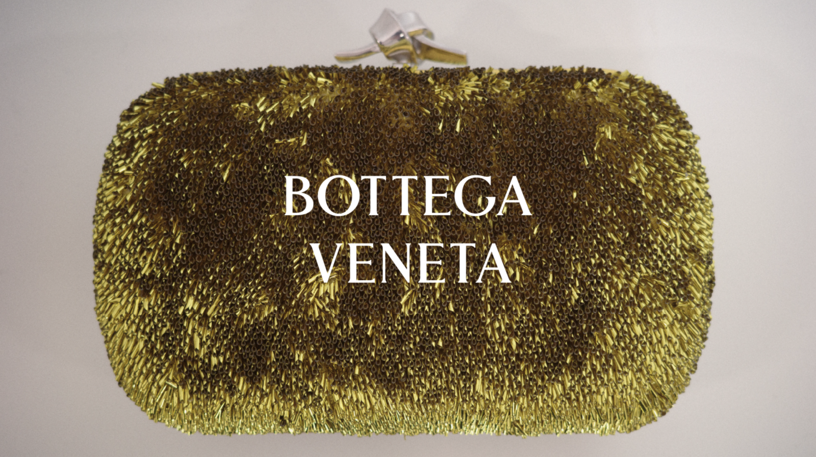 Descubre Bottega Veneta Winter 2026, la segunda colección de Louise Trotter, donde estructura, suavidad y movimiento se encuentran a través de ocho miradas fotográficas.