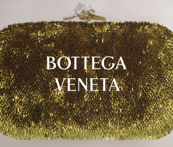 Descubre Bottega Veneta Winter 2026, la segunda colección de Louise Trotter, donde estructura, suavidad y movimiento se encuentran a través de ocho miradas fotográficas.
