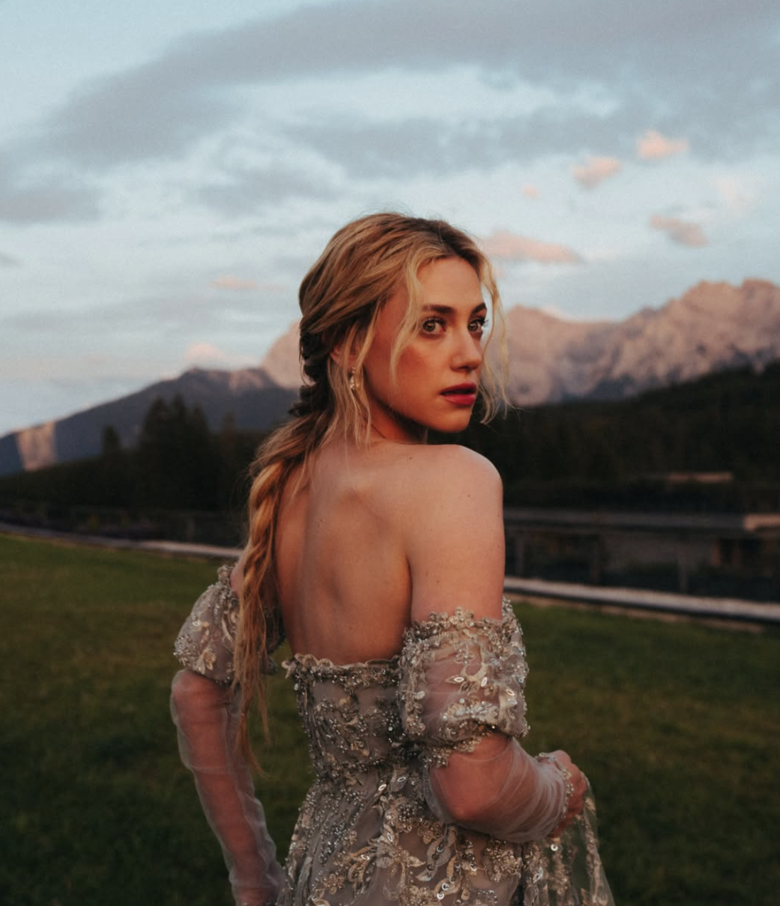Lili Reinhart revive las rom-com más icónicas durante el press tour de The Love Hypothesis