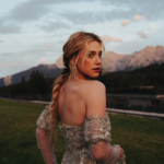 Lili Reinhart revive las rom-com más icónicas durante el press tour de The Love Hypothesis