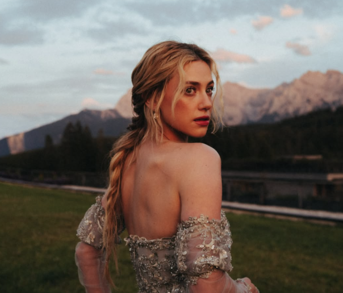 Lili Reinhart revive las rom-com más icónicas durante el press tour de The Love Hypothesis