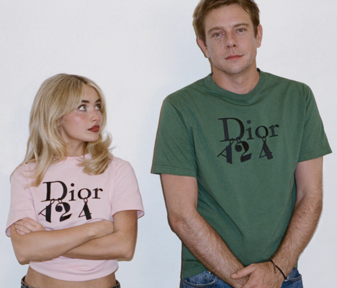 Dior y A24 anuncian una alianza de dos años que une moda, cine y teatro, con Jonathan Anderson como parte de este nuevo diálogo creativo.