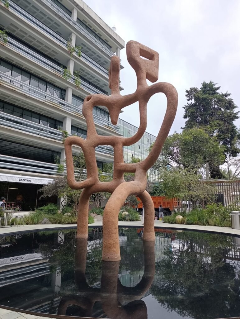 Escultura los Amantes de Mathias Goeritz al centro de la plaza del proyecto Atlantis CDMX.