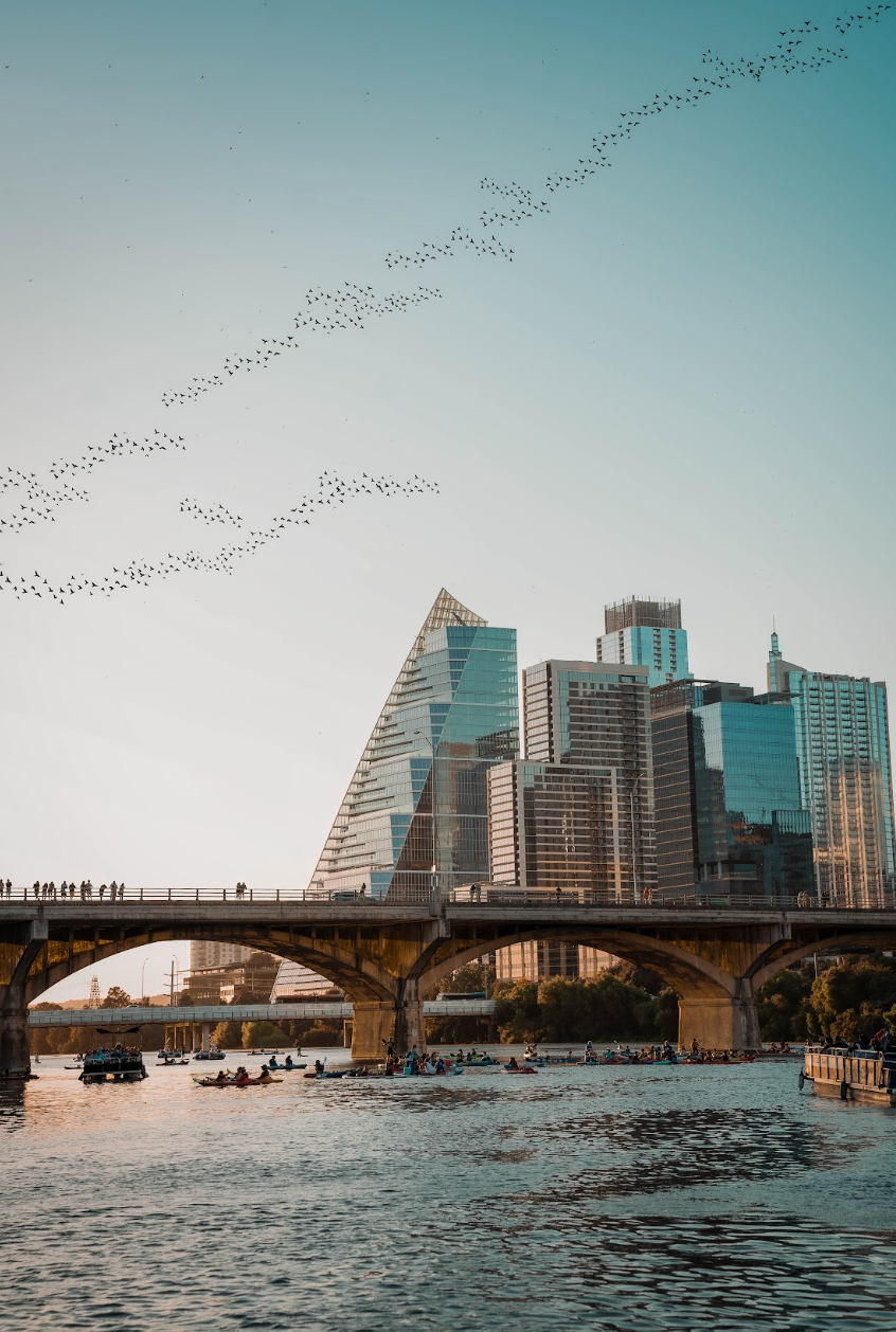 Descubre las mejores formas de recorrer Austin, desde caminatas históricas y tours gastronómicos hasta paseos en bicicleta, pedicab y kayak por Lady Bird Lake.