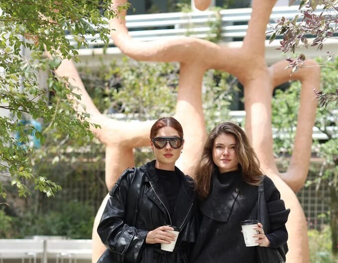 Dos mujeres toman café en la plaza del proyecto Atlantis CDMX