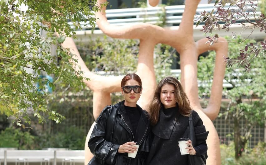 Dos mujeres toman café en la plaza del proyecto Atlantis CDMX