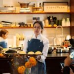 La chef repostera Sofía Cortina muestra cómo preparar Pan de Muerto.