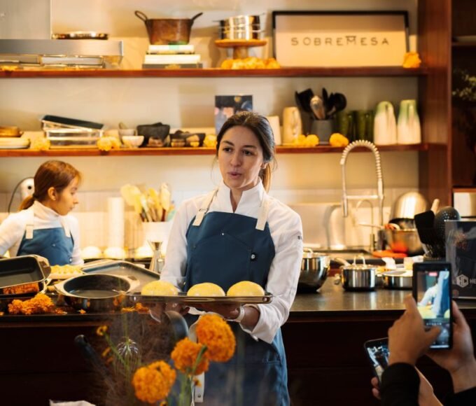 La chef repostera Sofía Cortina muestra cómo preparar Pan de Muerto.