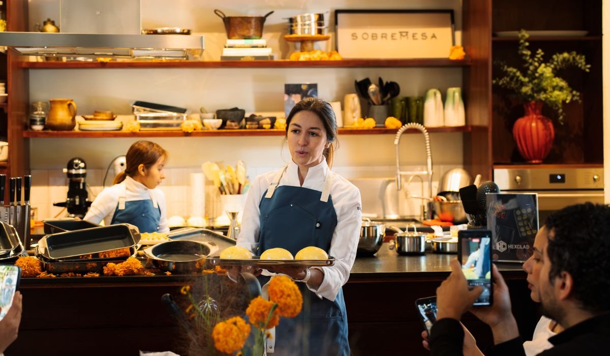 La chef repostera Sofía Cortina muestra cómo preparar Pan de Muerto.