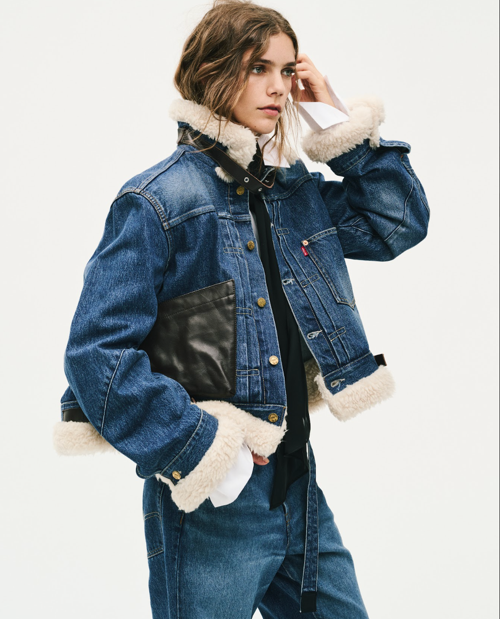 Levi’s x sacai presenta su tercera colaboración: una reinterpretación del denim con nuevas proporciones, texturas y siluetas bajo la visión de Chitose Abe.