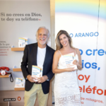 Paco Arango presentó «Si no crees en Dios, te doy su teléfono» en Miami junto a Stephanie Cayo, en una conversación sobre esperanza y solidaridad. Anuncio Opciones del anuncio Obtener más información