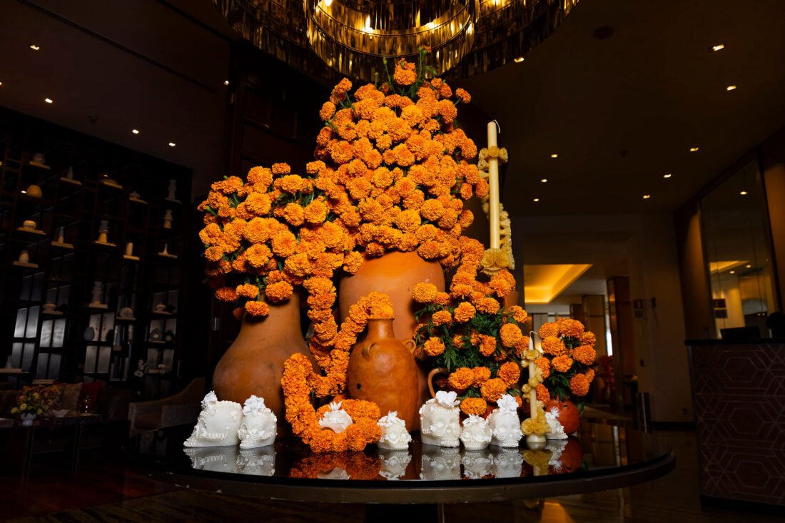 Descubre Un Sendero, la instalación floral de The St. Regis Mexico City y San Jacinto que celebra el Día de Muertos a través de flores, tradición y diseño contemporáneo.