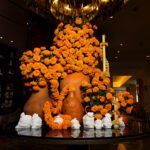 Descubre Un Sendero, la instalación floral de The St. Regis Mexico City y San Jacinto que celebra el Día de Muertos a través de flores, tradición y diseño contemporáneo.