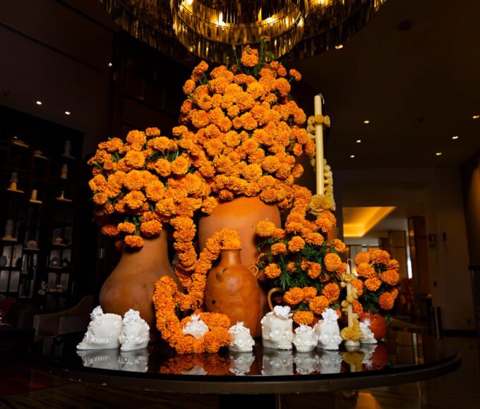 Descubre Un Sendero, la instalación floral de The St. Regis Mexico City y San Jacinto que celebra el Día de Muertos a través de flores, tradición y diseño contemporáneo.