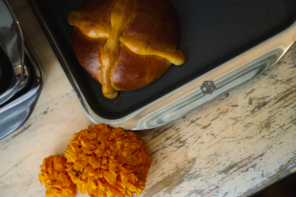 Tradicional pan de muerto recién horneado flor de cempasuchitl